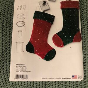 Simplicity Sewing Christmas Stocking, Tree Skirt,  Gift Bag Pattern  D0772 Uncut